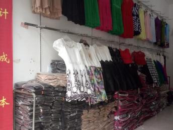 成都服裝、鞋帽、箱包跳樓貨低價(jià)批發(fā)指南 庫(kù)存尾貨助力擺攤開店